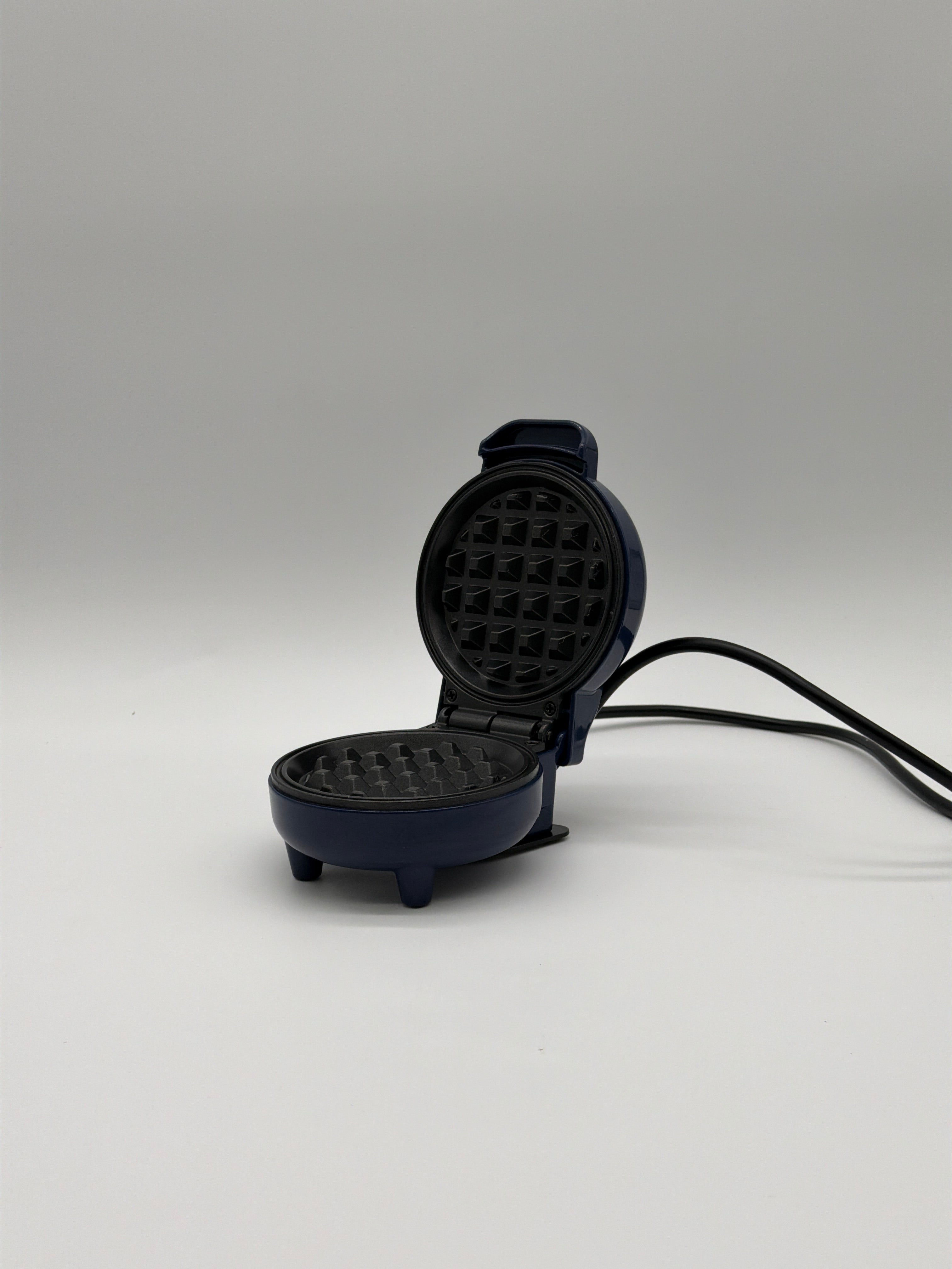 SNAILAR Mini Waffeleisen Belgisches Waffeleisen 550W Elettrodomestico SNAILAR Mini macchina per waffle belgi 550W, compatta b