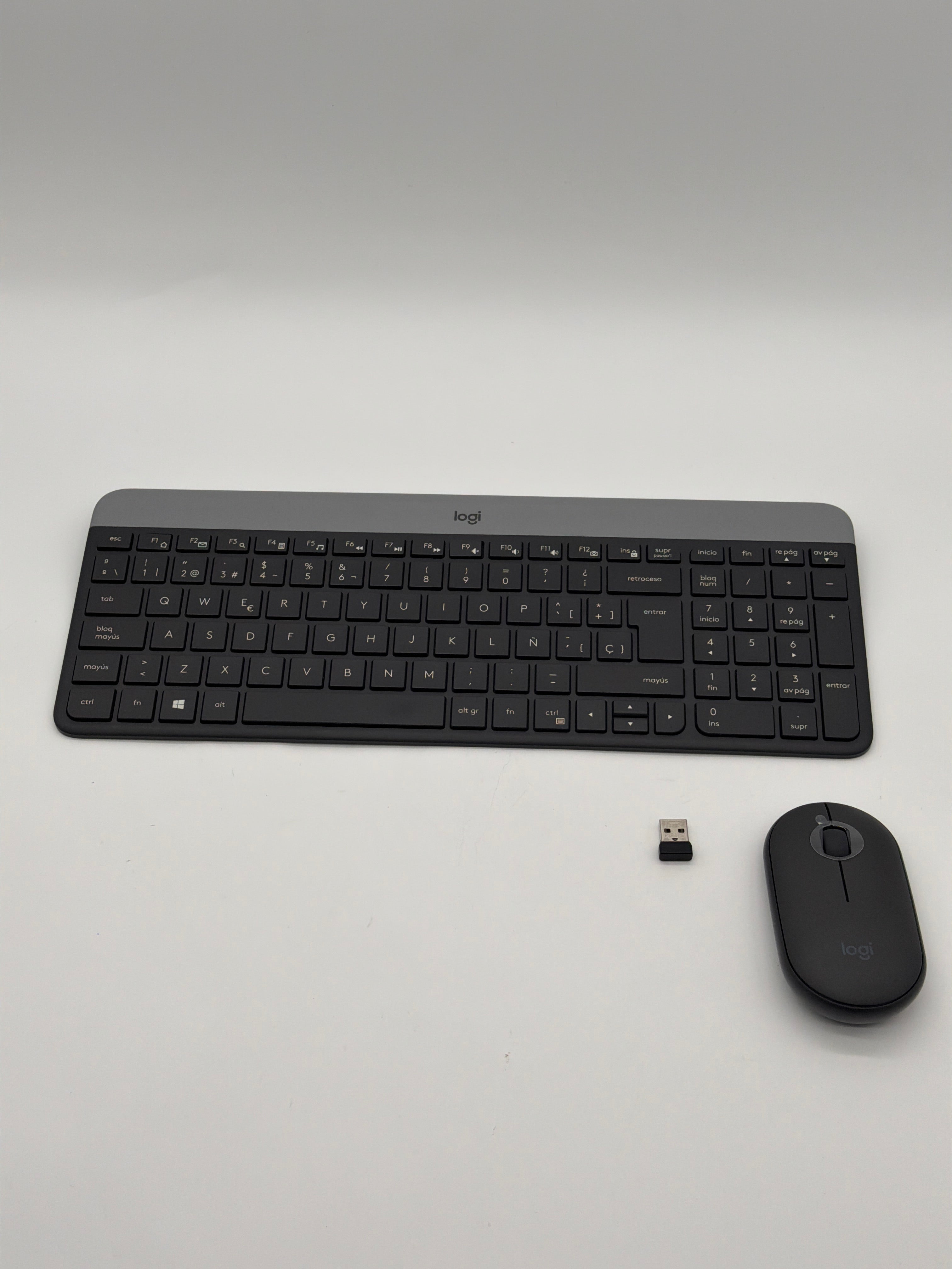 Logitech MK470 Backdrop Set Pieces Logitech MK470 - Set Tastiera e Mouse Wireless compatto per Windows, nero