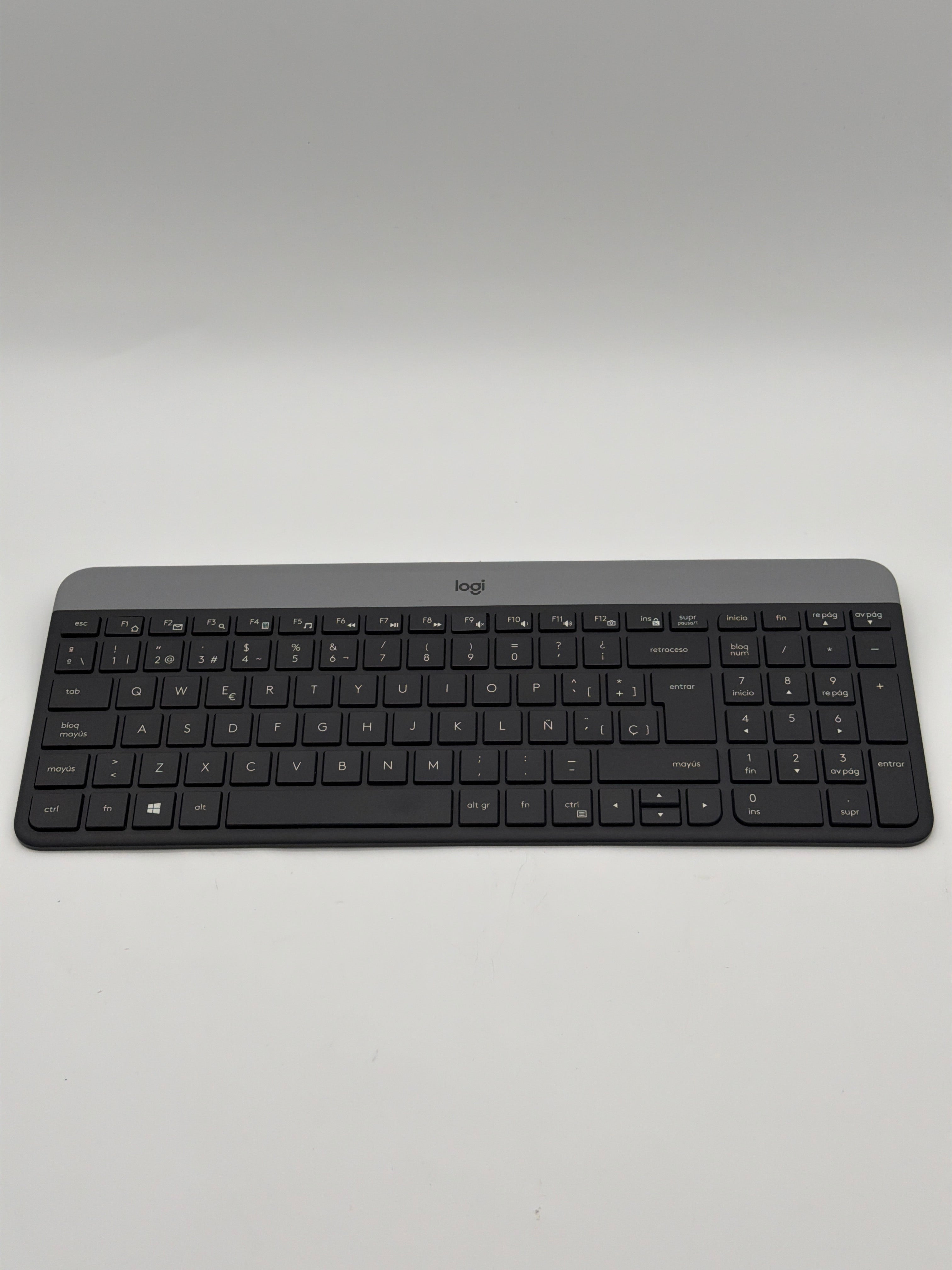 Logitech MK470 Backdrop Set Pieces Logitech MK470 - Set Tastiera e Mouse Wireless compatto per Windows, nero