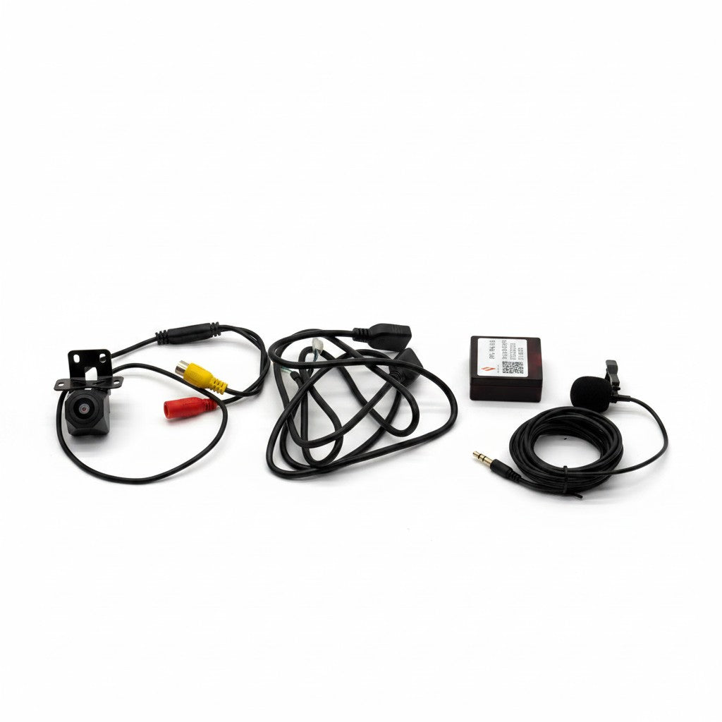 Accessori Mr Bob - Home & Tech Utility per autoradio: telecamera posteriore, cavi di connessione e microfono esterno.