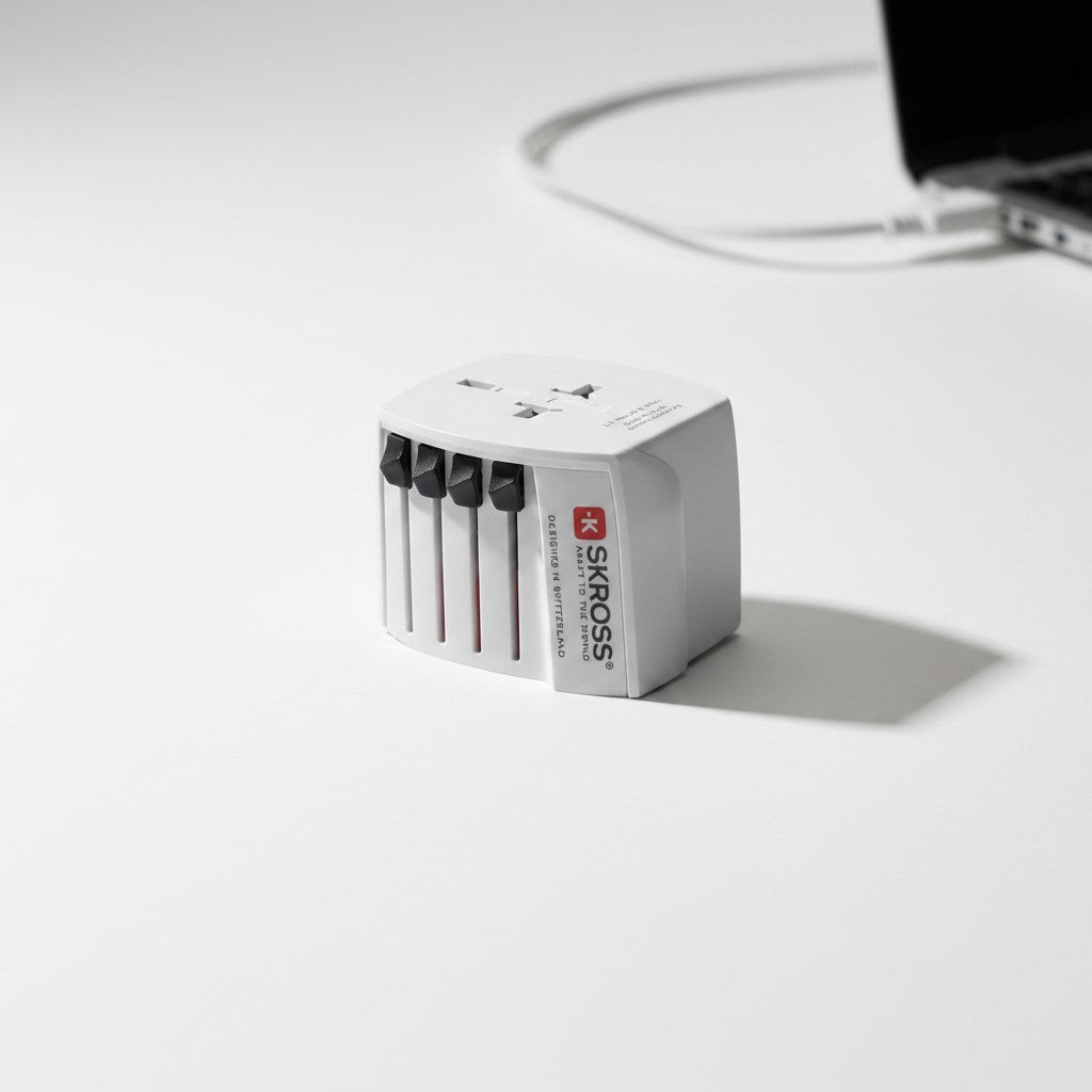 Adattatore da viaggio universale Mr Bob - Home & Tech Utility con porte USB-C e USB-A, design compatto bianco
