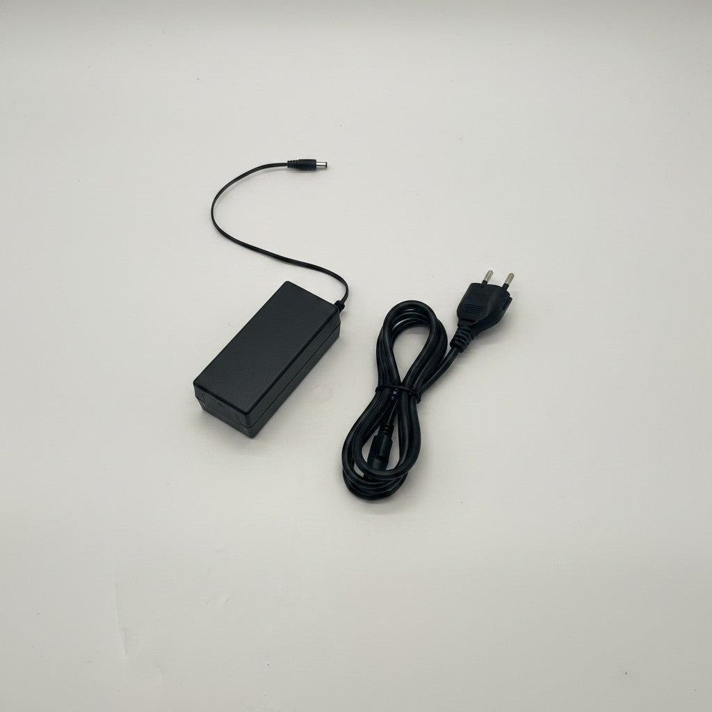 Alimentatore nero per switch Tenda TEG1105P-4-63W venduto da Mr Bob - Home & Tech Utility con cavo di rete incluso