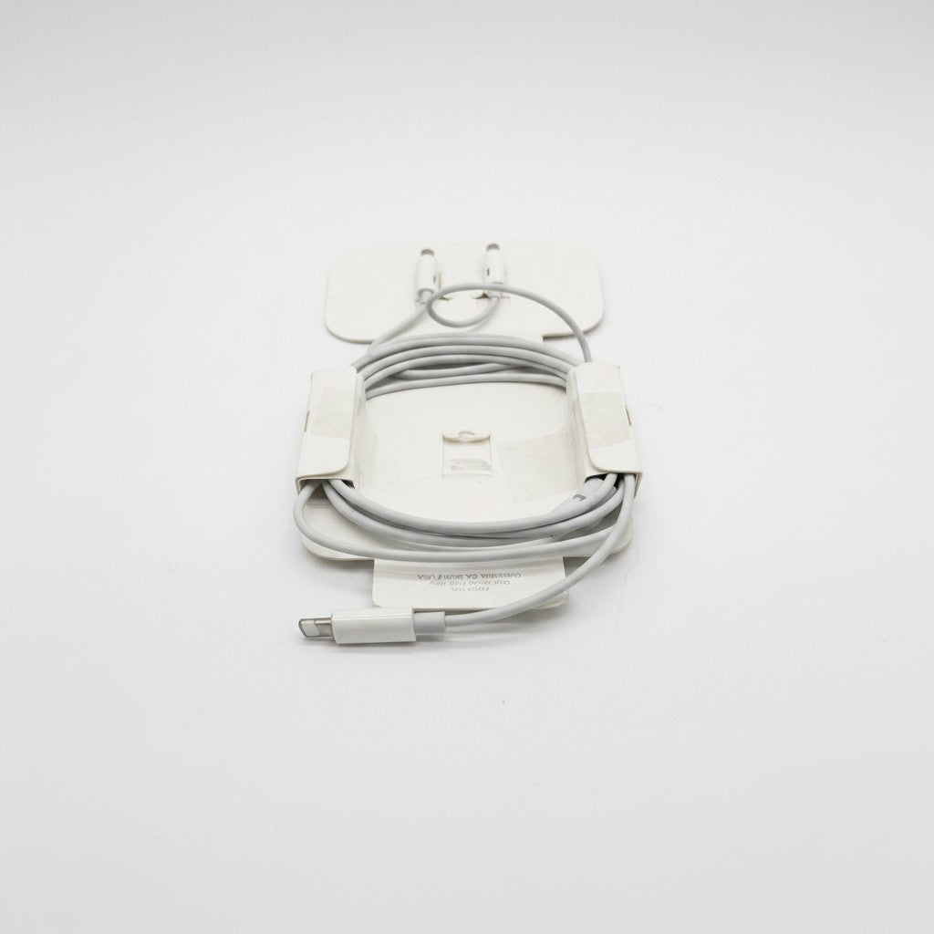 Auricolari Apple EarPods bianchi con connettore Lightning avvolti su supporto originale Mr Bob - Home & Tech Utility