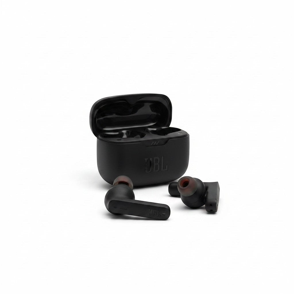 Auricolari true wireless neri Mr Bob - Home & Tech Utility con custodia di ricarica aperta su sfondo bianco