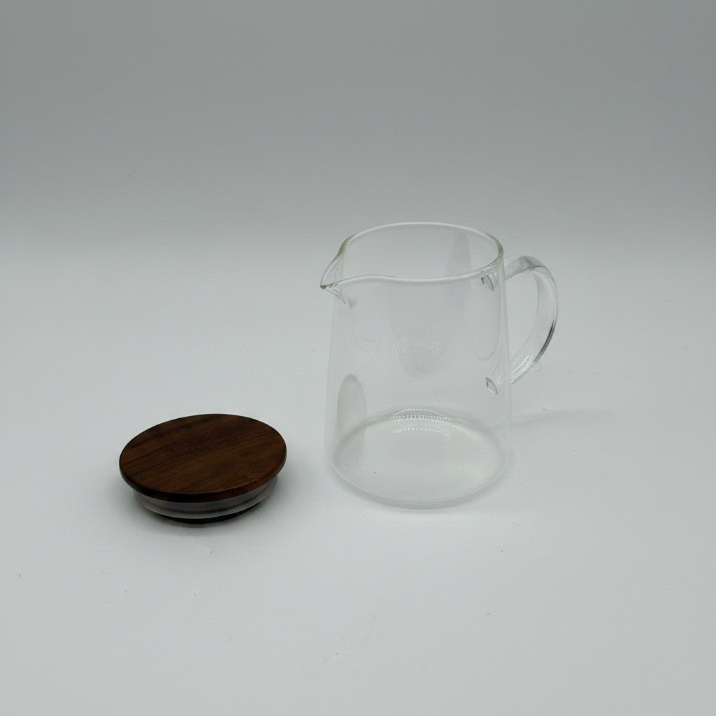 Brocca Mr Bob - Home & Tech Utility in vetro borosilicato con coperchio in legno scuro, ideale per bevande fredde.