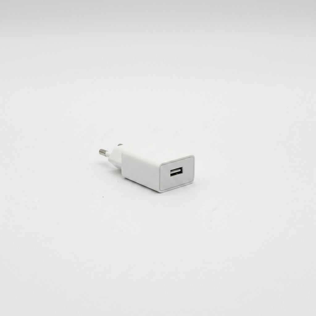Caricabatterie da muro bianco Mr Bob - Home & Tech Utility con porta USB singola su sfondo neutro