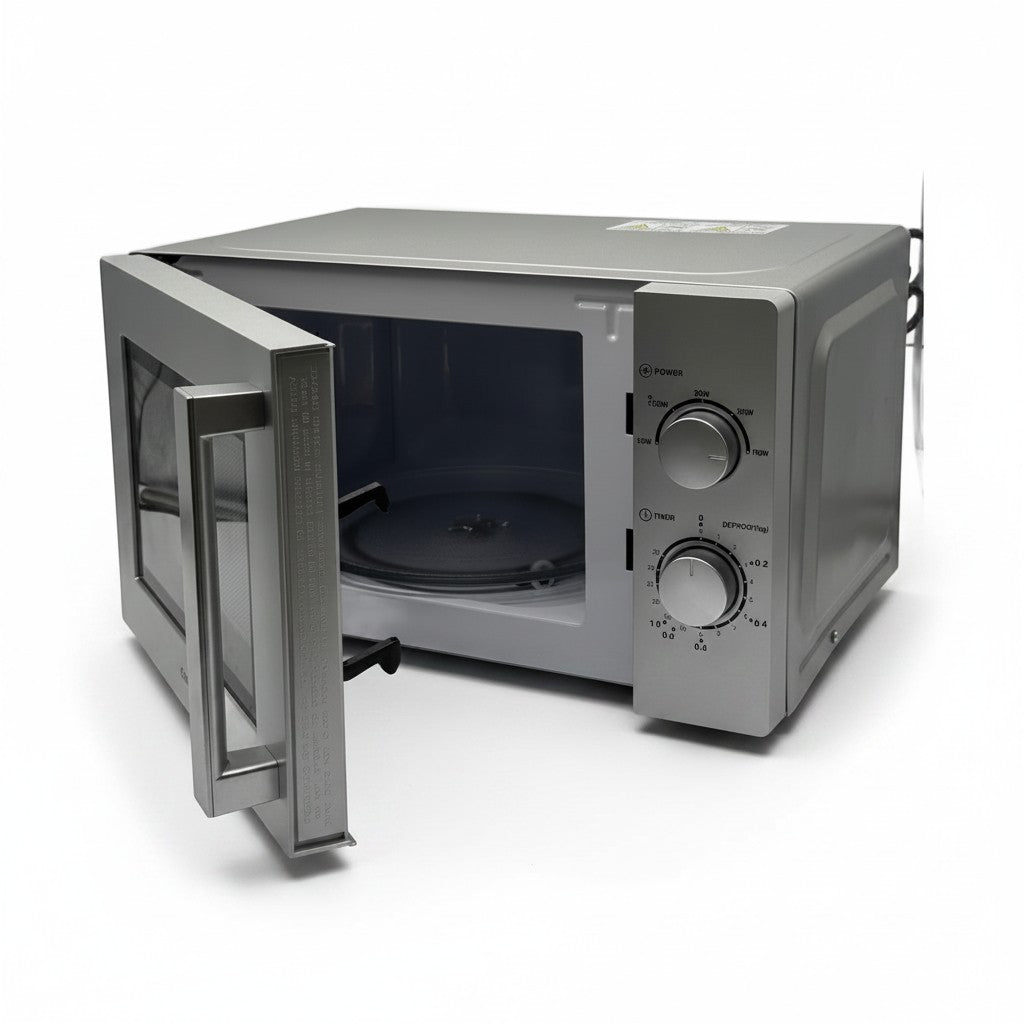Forno a microonde Mr Bob - Home & Tech Utility Comfee 20L argento con manopole rotative e sportello aperto