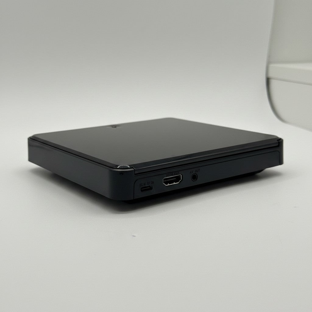 Lettore DVD compatto Mr Bob - Home & Tech Utility nero con porte HDMI e RCA su sfondo bianco