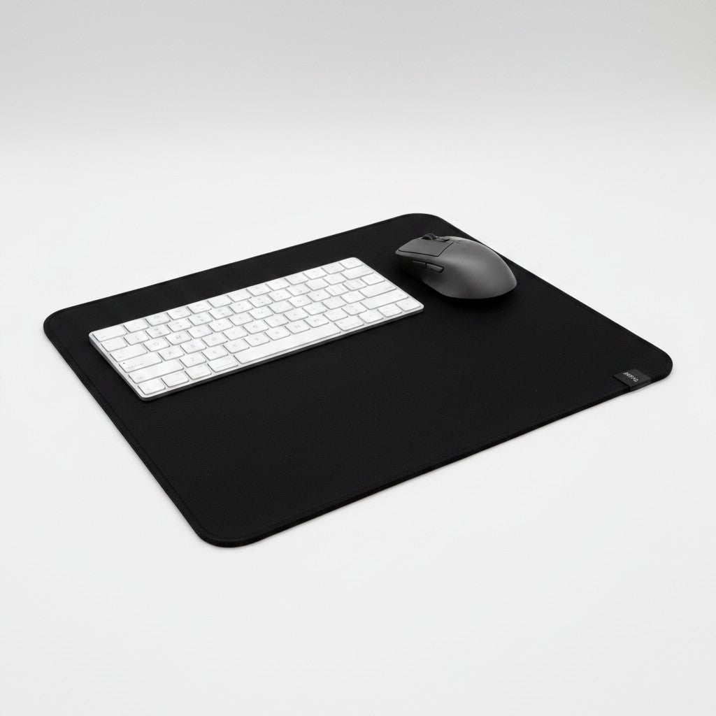 Mouse pad da gaming BenQ ZOWIE PTF-X nero di Mr Bob - Home & Tech Utility con tastiera e mouse sopra